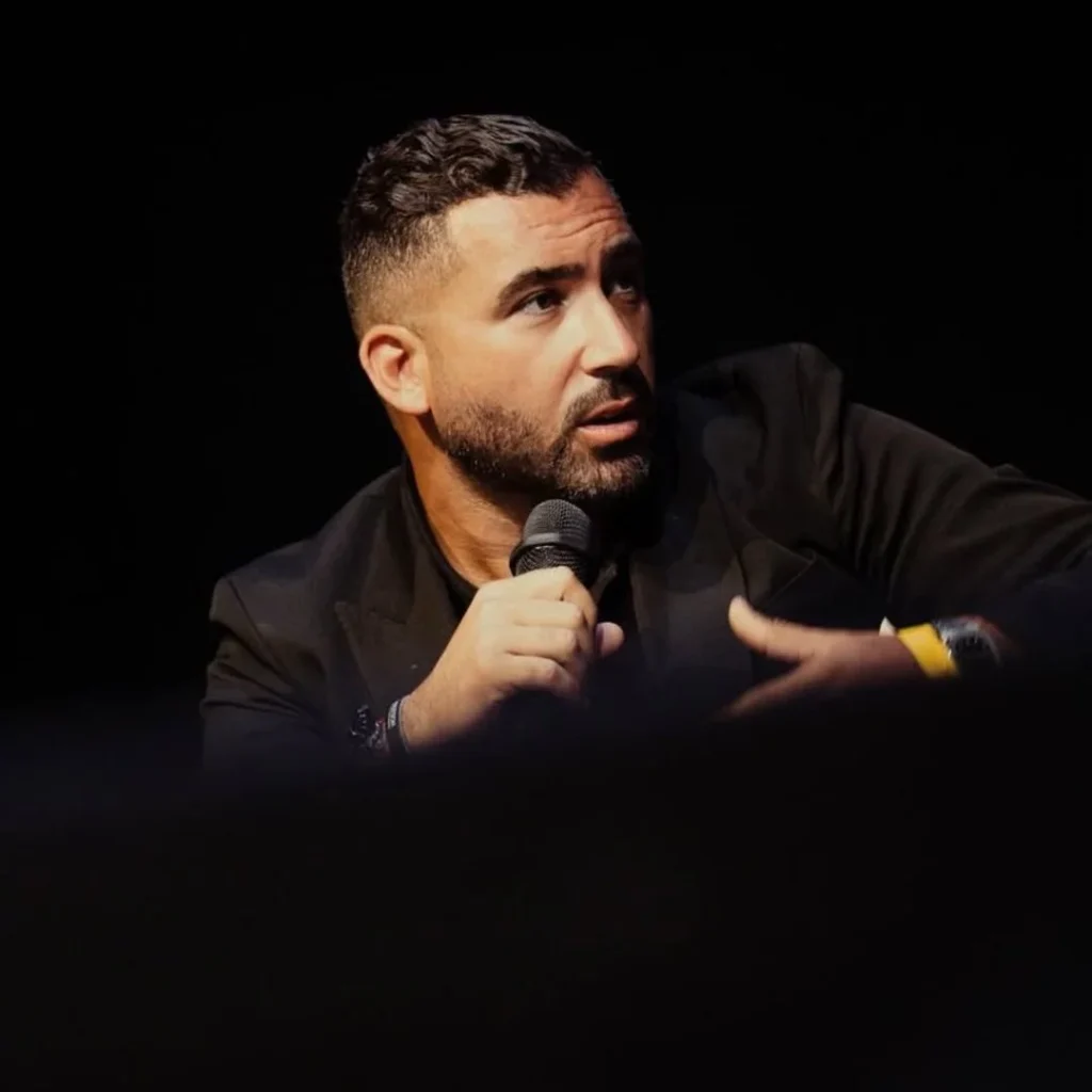 Hakim Benotmane lors d’une prise de parole